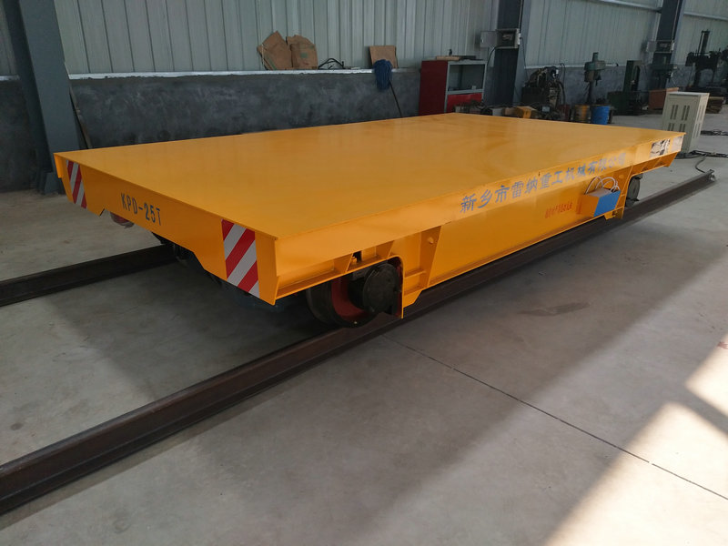 Véhicule de transfert ferroviaire à basse tension